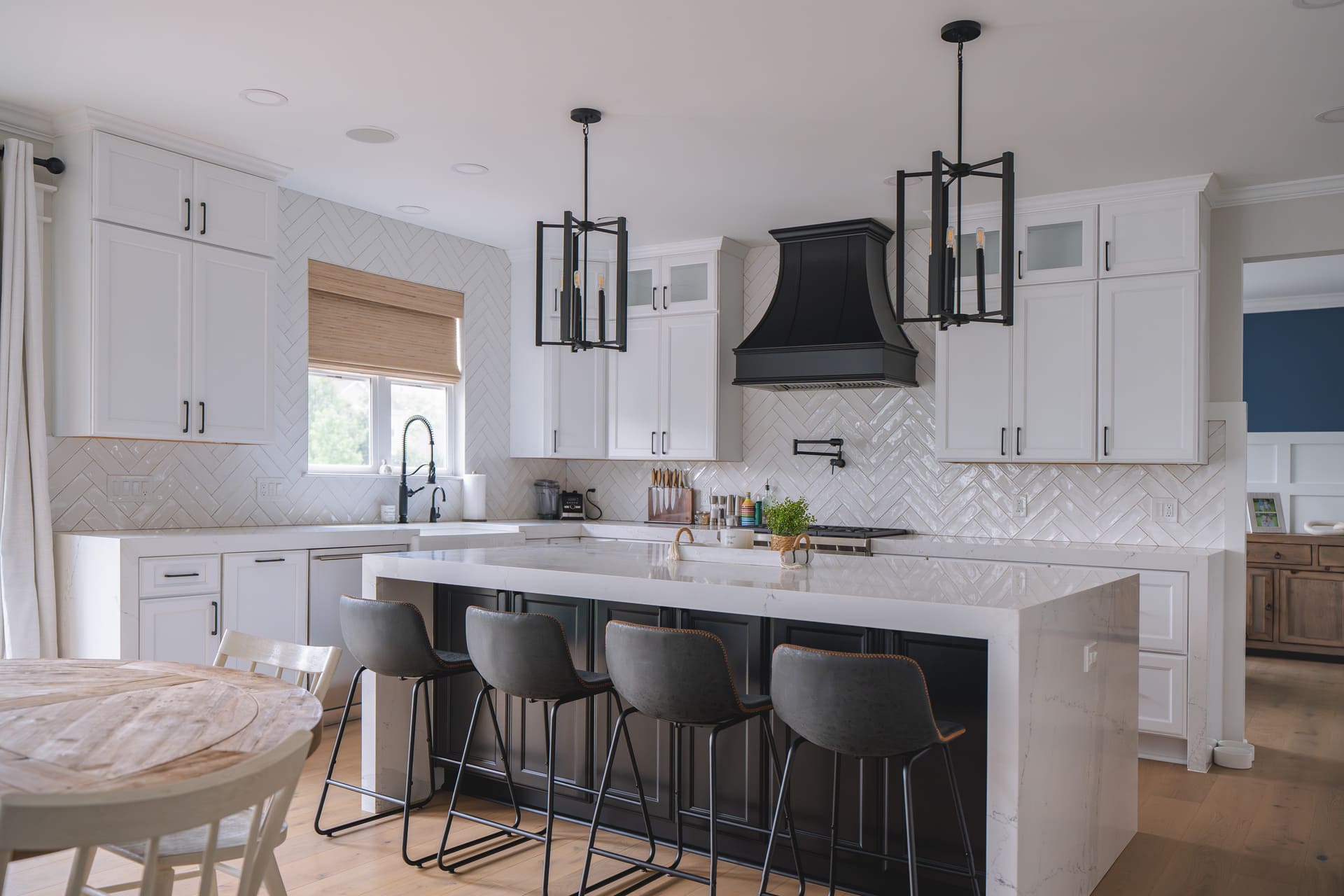 modern-kitchen-with-black-island-and-white-cabinets-jcrCgOwtpecsQwZG